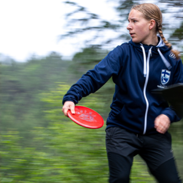 Iida Lehtomäki heittää frisbeetä.